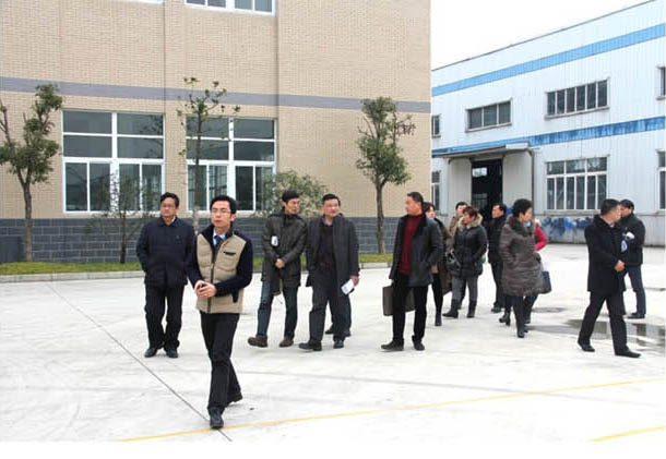 江蘇鹽城市亭湖區(qū)環(huán)衛(wèi)系統(tǒng)相關(guān)領(lǐng)導(dǎo)及物業(yè)公司老總集體來我司參觀考察