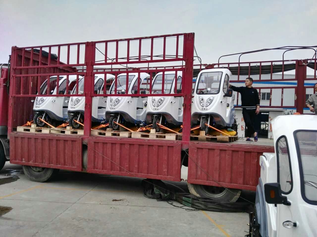 【企業(yè)快訊】  瑞清S11純電動(dòng)駕駛式掃潔車(chē)裝車(chē)發(fā)往東莞家寶園林綠化